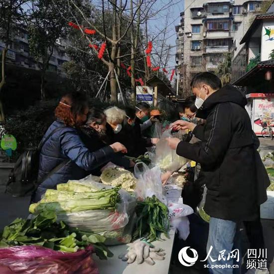 市民正在定點流動菜市購買蔬菜。（圖由成都市商務局提供）