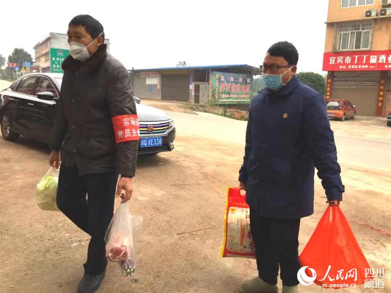 黨員干部為居家隔離戶購買生活用品。韋厚玲 攝