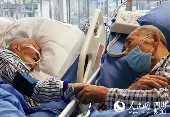 兩位老人緊緊牽著手（新都區委宣傳部供圖）