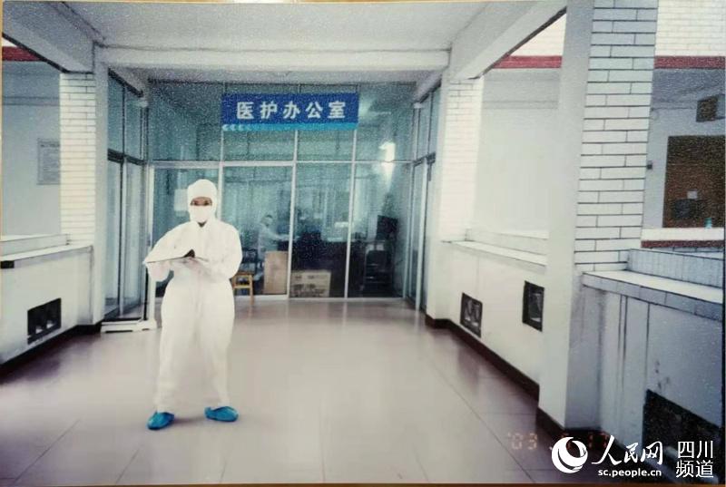 2003年孙颖妈妈在非典一线（图片由四川省人民医院提供）