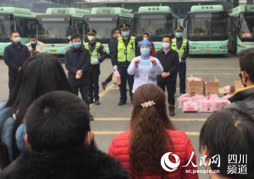 醫護人員現場為返崗的務工人員講解口罩的准確使用等防護知識。（眉山市政府新聞辦供圖）