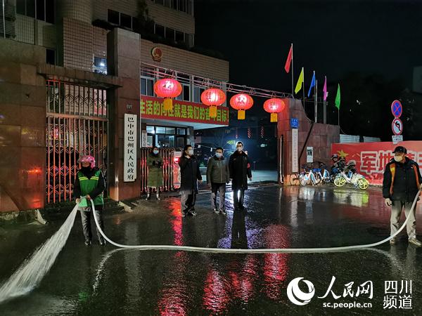 王海春（右二）組織沖洗大街。（巴中市委宣傳部 供圖）