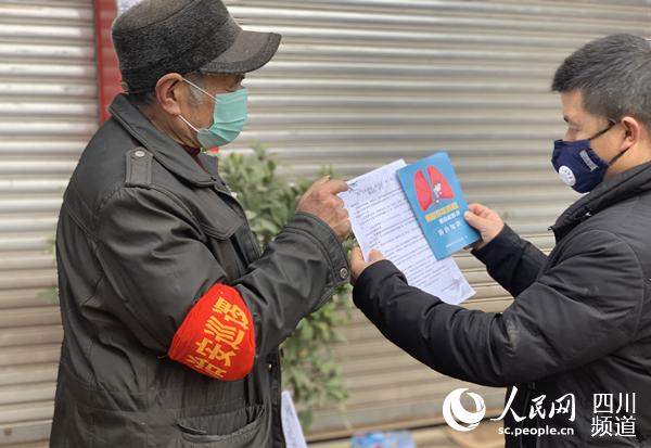 75歲老黨員盧永先同志向群眾宣傳。成都市高新區黨群宣傳部供圖