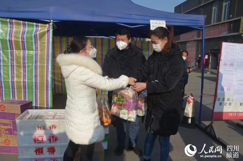 青白江區總工會帶上水果、牛奶等慰問品專程上門對他們進行了慰問。（青白江區委宣傳部供圖）