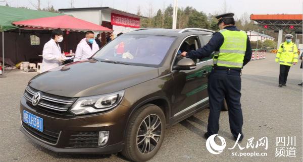 黨員對來往車輛進行排查 恩陽區融媒體中心供圖