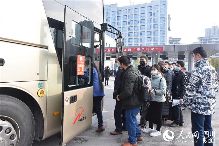 返崗農民工有序上車。曾濤  攝