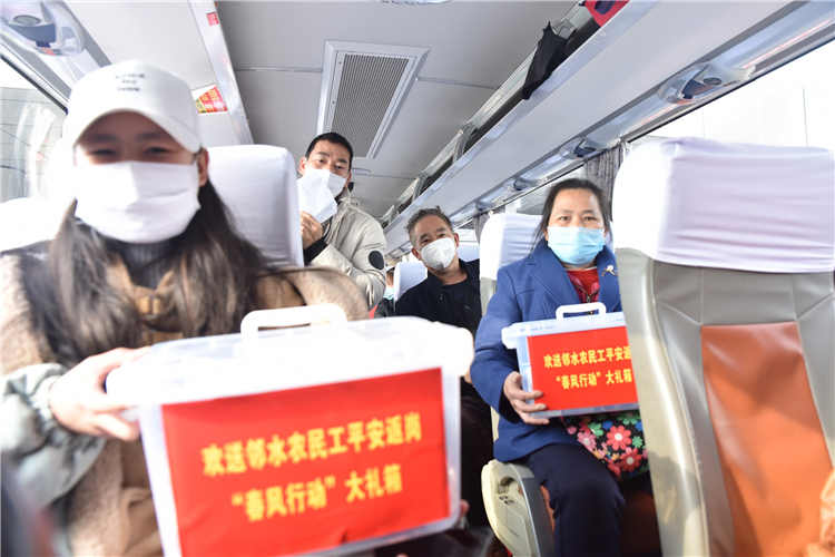 返崗農民工搭乘“春風行動”返崗專車。曾濤  攝
