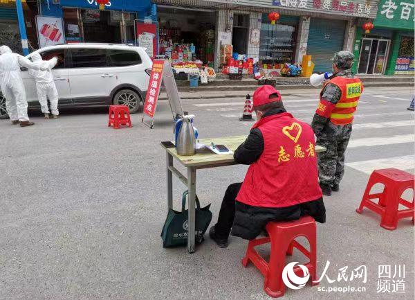 志願者們在防控點進行信息登記、文明勸導等工作。恩陽融媒體中心供圖