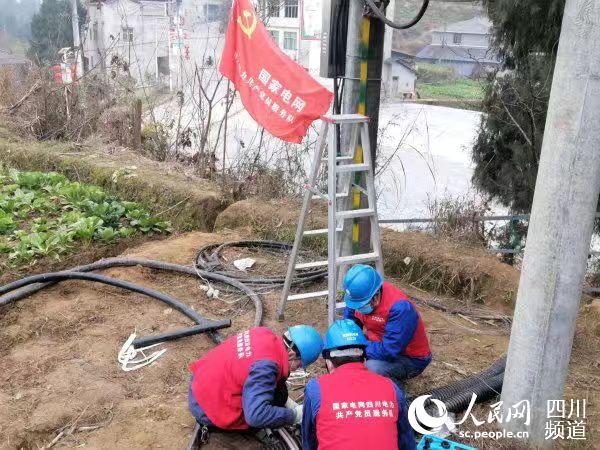 恩陽區供電公司黨員服務隊搶修電力。恩陽區融媒體中心供圖