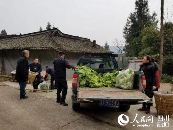 群眾自發向恩陽區第一人民醫院捐贈新鮮蔬菜。恩陽區融媒體中心供圖