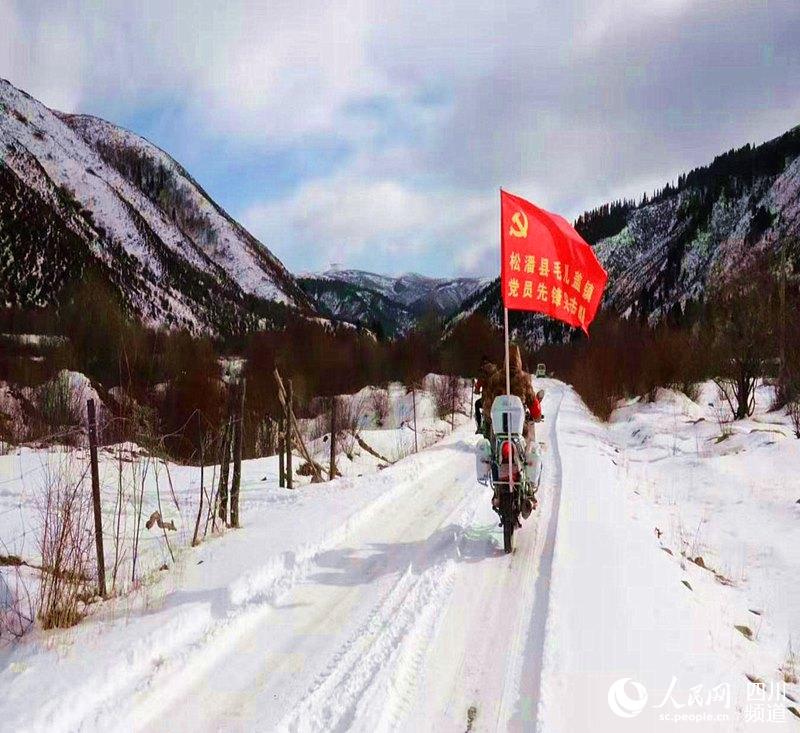 摩托車志願服務隊行駛在雪地裡。鬆潘融媒體供圖
