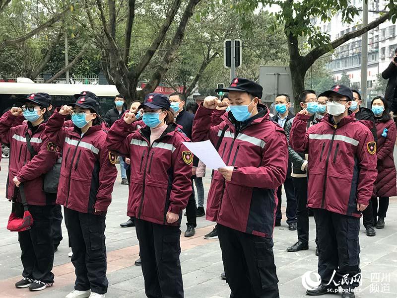 10名醫護人員出發前宣誓。龍俊帆攝
