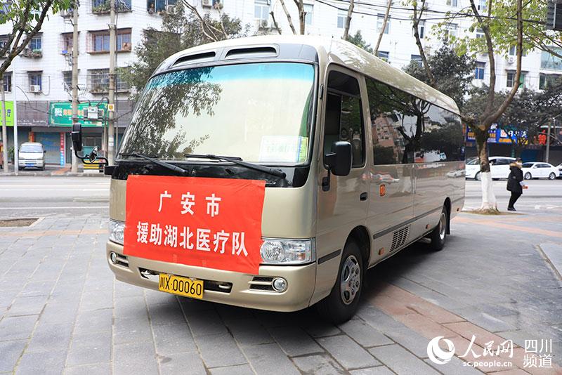 搭乘10名醫護人員的車輛。龍俊帆 攝