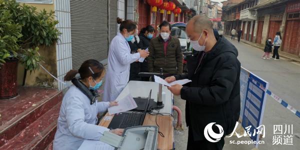 金碑衛生院為返崗農民工辦理健康証（巴州區委宣傳部供圖）