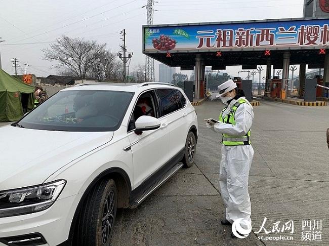 新都交警大隊民警徐瑩在成都繞城高速三河收費站B出口執勤。新都交警大隊供圖