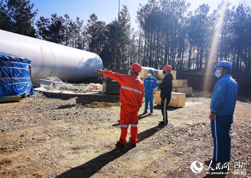 �ᶫ�¸�һ�ڷ�糡��Ŀ������ȫ��飨�Ĵ���Ͷ���Ź�ͼ��