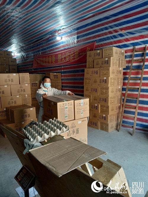 聖迪樂村漢口區配送員王生廷深夜在倉庫協助卸貨。鐵騎力士集團供圖