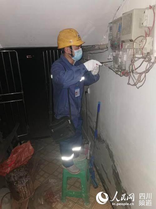 李思言正在檢修電路。（四川能投集團供圖）