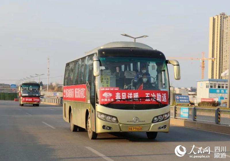 2月29日，2輛大巴車載著返崗的農民工兄弟抵達中國五冶天府新區創意路項目，為了迎接工人歸來，項目部為大家准備了口罩、消毒液等防疫物品，以及牙膏、牙刷、水杯、毛巾等日用品，讓農民工既安心又暖心。（中國五冶集團供圖）