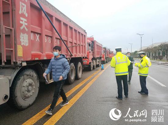 武勝縣民警正在對即將復工復產的貨運車輛進行集中安全檢驗。（武勝縣公安局供圖）