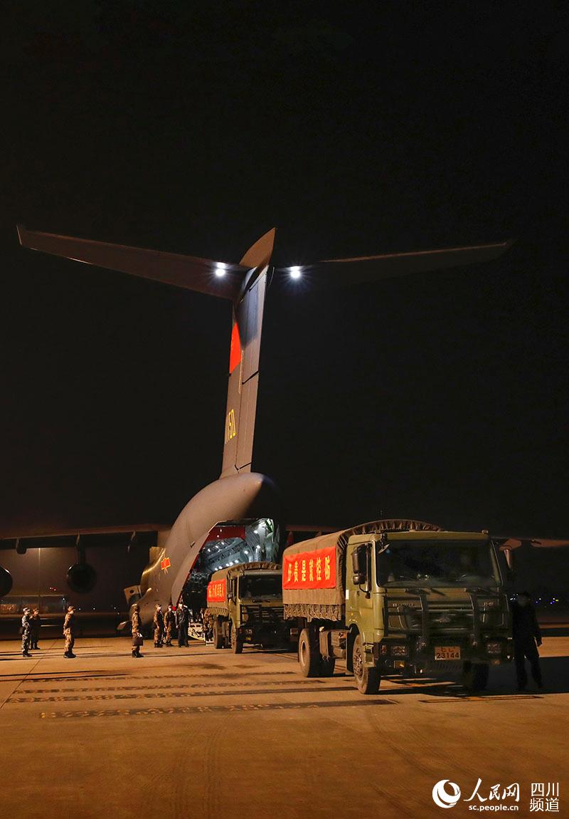 2020年2月13日凌晨5時，西部戰區空軍航空兵某師運-20飛抵成都雙流機場，機組人員快速組織裝載醫療物資。劉暢 攝