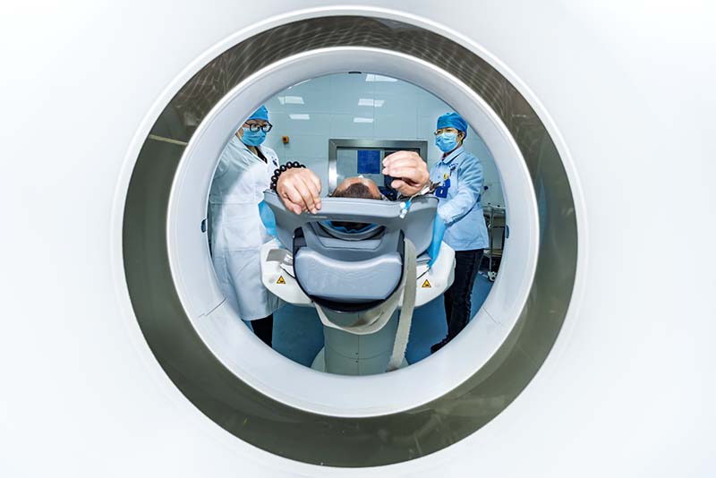 2020年2月19日，攀枝花市，攀鋼職工總醫院放射科醫護人員正在為發熱病人做CT檢查 。（劉家成 攝）