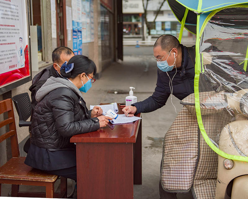 2020年2月28日，資陽市雁江區，某復工企業對員工進行檢測登記。（彭長生 攝）