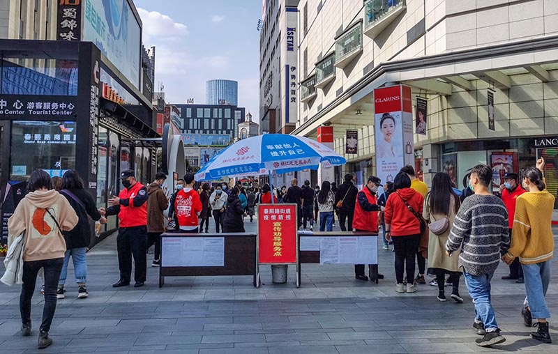 2020年2月29日，成都市錦江區，陽光明媚的周末，春熙路迎來疫情后最多的游客，疫情防控服務點的志願者仍堅持為每位游客測量體溫。  （劉應華 攝）。