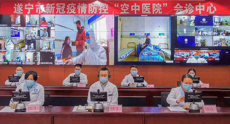2020年 2月15日，遂寧市第一人民醫院借助空中醫院遠程視頻指導各鄉鎮醫院進行新冠肺炎疫情防控工作。（劉杰 攝）