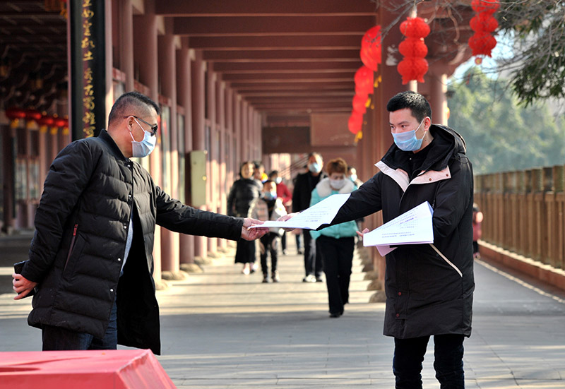 2020年1月28日，廣元市，志願者在城區景觀橋發放防控新型冠狀病毒感染的肺炎疫情資料。（謝謙 攝）