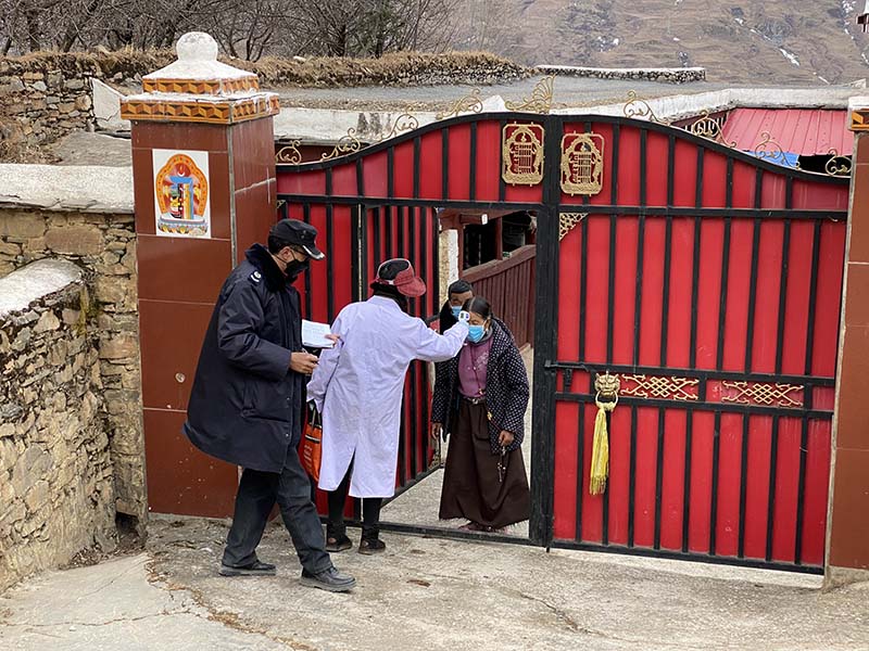 2020年2月19日，甘孜州道孚縣，格西鄉月西村防疫工作人員為藏族村民檢測體溫。（趙軼川 攝）