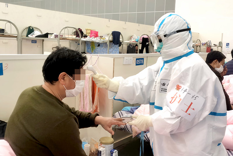 2020年2月26日，四川醫療隊隊員在武漢漢陽方艙醫院工作瞬間。（ 安源 攝）
