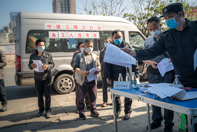 2020年2月28日，成都市東大街，專車接送到D10工地報到的復工人員。（馮立 攝）