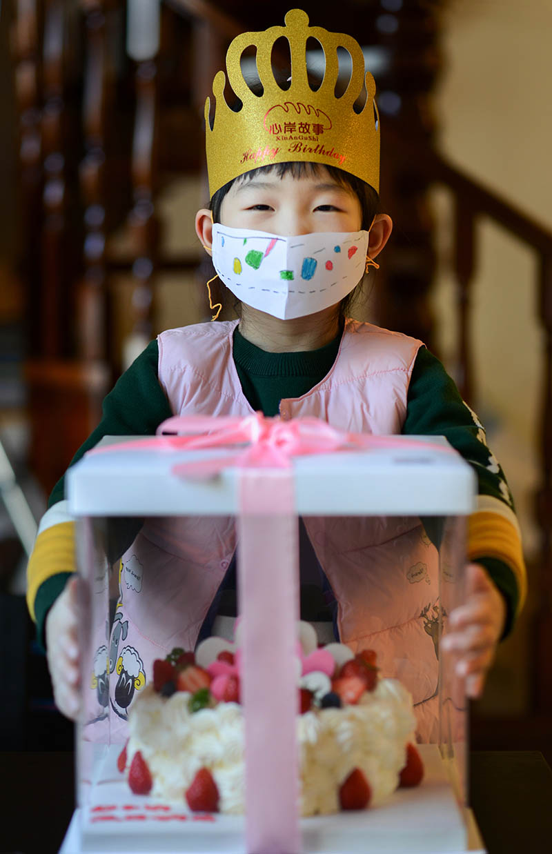2020年2月28日，樂山市市中區，宅家抗疫三十八天的楊子渝小朋友戴上自制的口罩（幼兒園老師網上布置的手工課）迎來了自己六歲的生日。（楊曉陽 攝）
