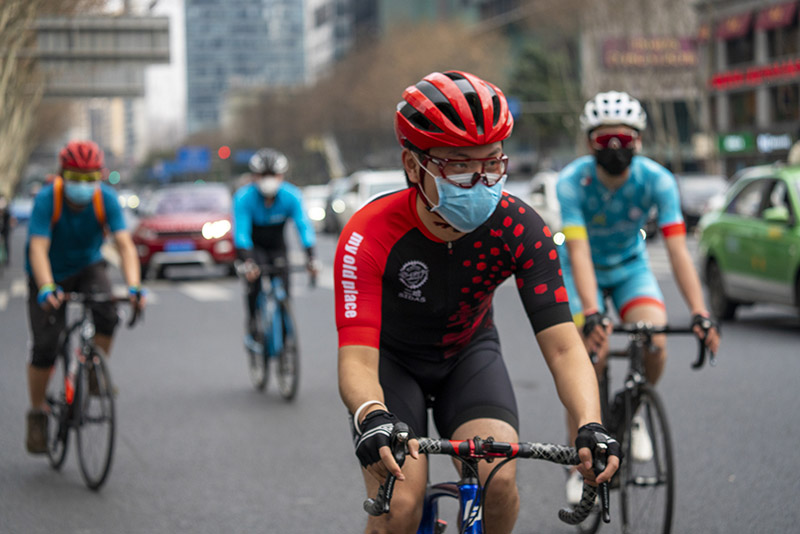 2020年2月29日，成都市，東大街上的騎行者吸引著市民眼球。（李燊 攝）