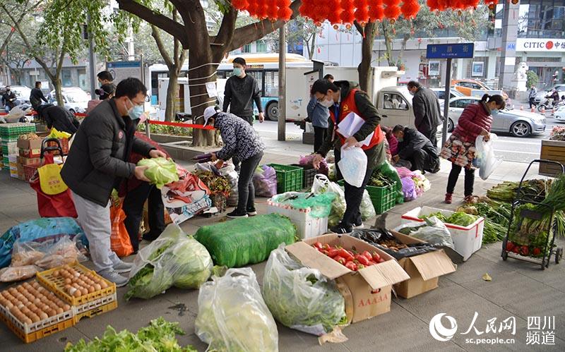 2020年2月6日，成都市街頭露天流動菜市方便了市民。（劉忠俊 攝）