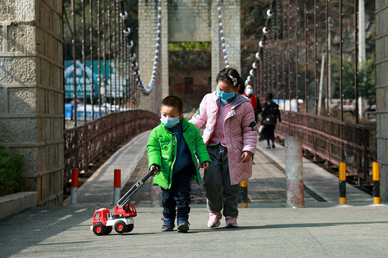2020年2月20日，雅安市，石棉大渡河大橋戴口罩的小孩。（曾曉敏 攝）