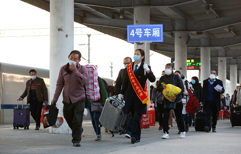 2020年2月29日，遂寧市火車站，611名返崗農民工准備踏上去往廣州南的“定制”專列。（李四海 攝）