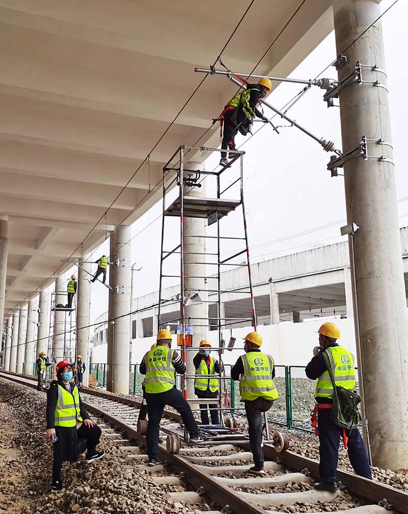 2020年3月2日，中鐵武漢電氣化局運營管理分公司有序組織復工復產，在成都軌道交通8號線元華車輛段進行接觸網施工作業。（賀洪林 攝）