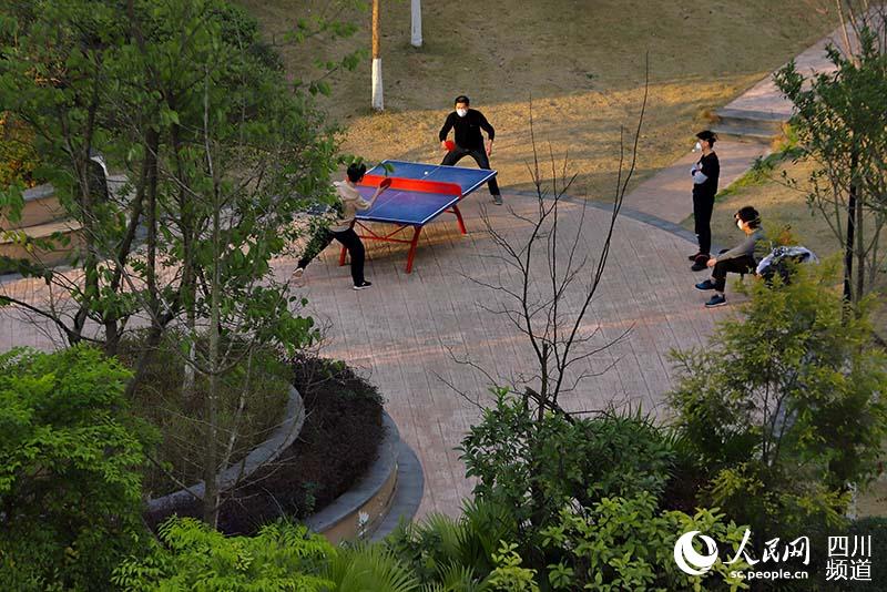 2020年2月21日，內江市東興區，某小區內的乒乓球運動。(康銳平 攝）