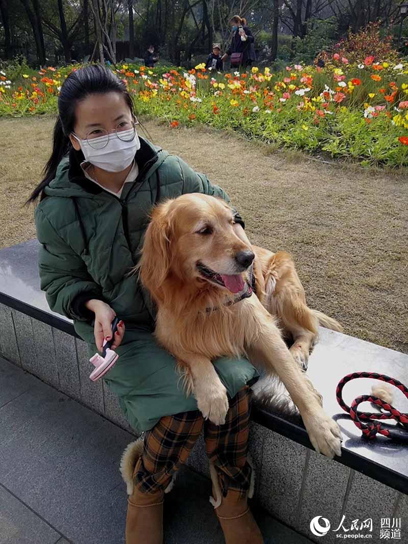 2020年2月21日，四川省成都市，某小區花園裡遛狗的小女孩。（王曉庄 攝）