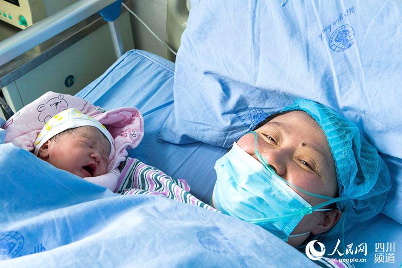 2020年2月22日上午11時6分，都江堰市，來自武漢市的葉女士經過都江堰市婦幼保健院剖腹產手術，成功分娩產下一名3400g重的女嬰。（何勃 攝）
