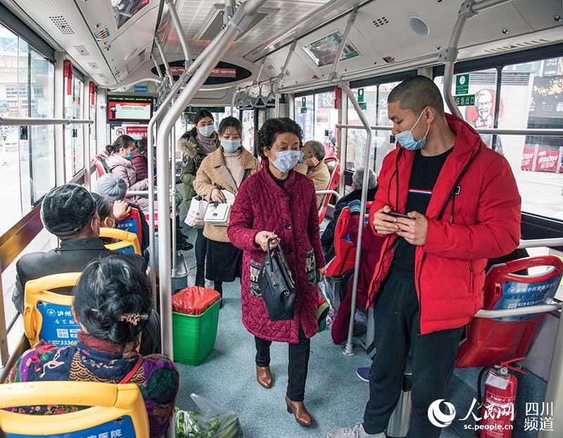 2020年2月25日，瀘州市，公交車上佩戴口罩是必須的。（ 龍靈 攝）
