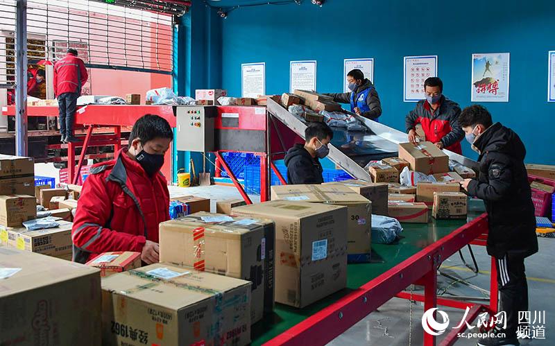 2020年2月3日，四川省廣安市，分揀包裹有序進行。（張國盛 攝）