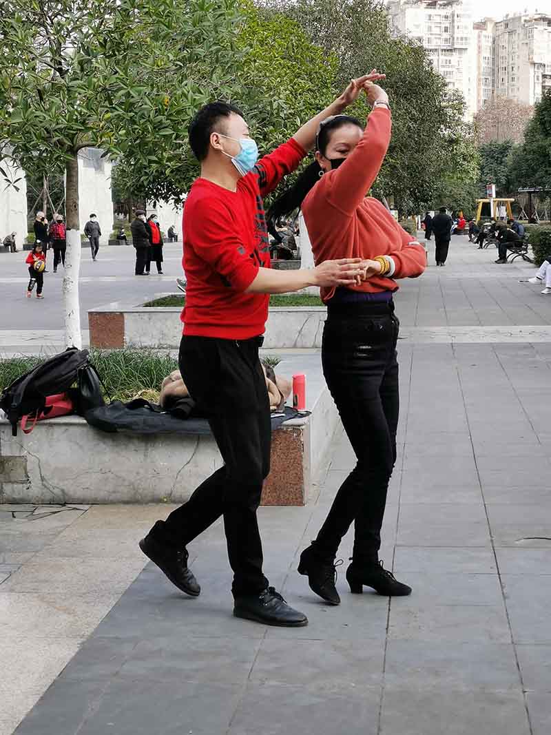 2020年2月3日，成都市三洞橋公園，起舞的人已適應佩戴防護口罩。（徐明 攝）