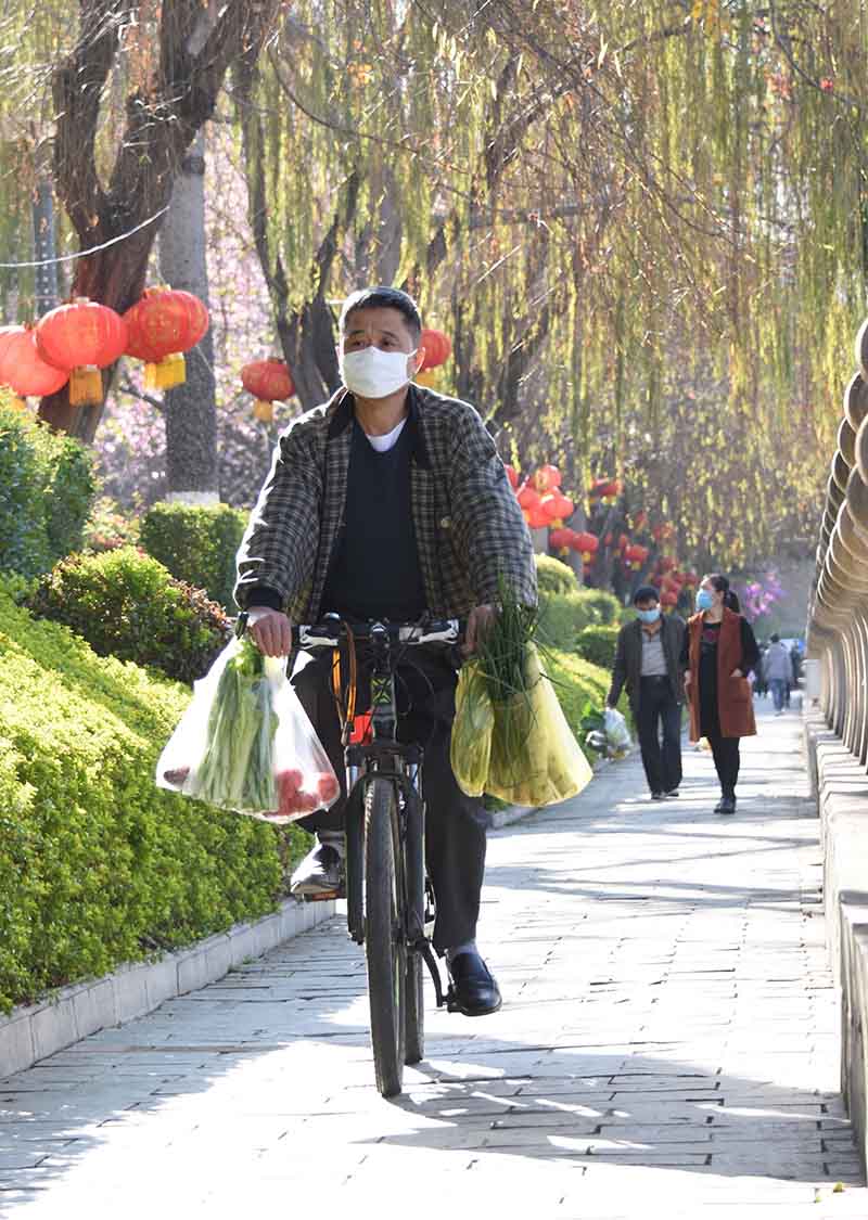 2020年2月29日，攀枝花市仁和區，滿載新鮮蔬菜而歸的騎行人。（楊曉光 攝）