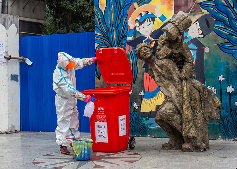 2020年2月22日，宜賓市屏山縣，環衛工人正在清理廢棄口罩、垃圾桶進行消毒。（楊鴻健 攝）