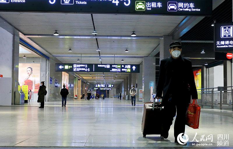 2020年2月2日，成都火車東客站。（陶軍 攝）