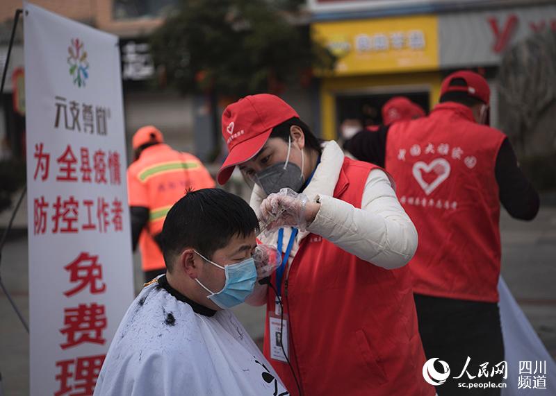 2020年2月10日，眉山市丹棱縣，志願者在露天廣場為抗疫工作者免費理發。（彭澤亮 攝）