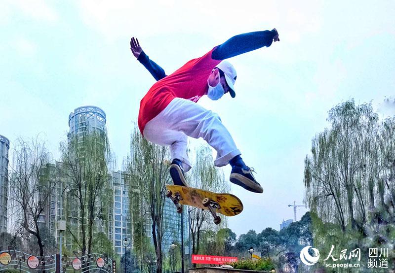 2020年2月23日，成都市溫江區，公園裡玩滑板的孩子。（溫建軍 攝）